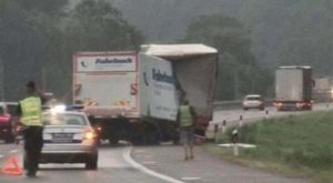 Stravičan sudar na auto-putu: Kamion potpuno smrskan FOTO