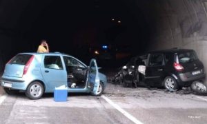 Žestok sudar u tunelu: Povrijeđeni prevezeni u bolnicu, automobili uništeni