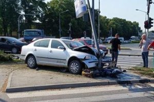 Sudar dva automobila: Bandera se od udara iskrivila FOTO