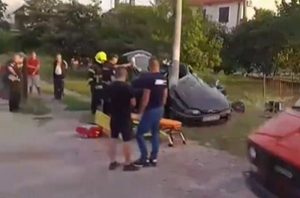 Teška saobraćajna nesreća kod Obrenovca: Vatrogasci sijeku smrskano vozilo da izvuku putnike VIDEO