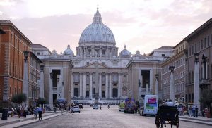 Poruka iz Vatikana: Transseksualci mogu da budu kršteni, kumovi i svjedoci