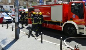 Vatrogasci spasili bebu iz zaključanog auta: Razbili staklo i izvukli je