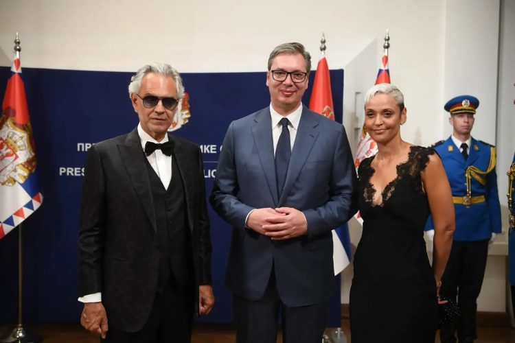 Vučić odlikovao Andreu Bočelija i Marizu Zlatnom medaljom za zasluge