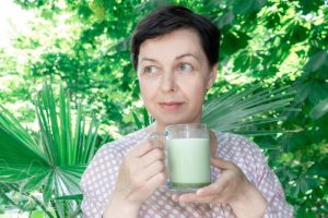 Olakšaće vam simptome i život: Tri napitka koja treba da piju žene u menopauzi