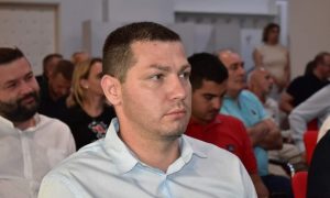 Vekić kritikuje vlast: Crkavicom od 100 KM pokušava da pokupi simpatije mladih