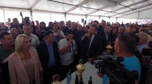 I ove godine veselo na Manjači: Dodik zapjevao “Srpkinja je mene majka rodila” VIDEO