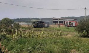 Na terenu policija i vatrogasci: Zapalio se autobus na cesti kod Doboja VIDEO
