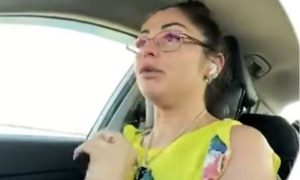 Trenutak nepažnje: Blogerka se snimala tokom vožnje i doživjela saobraćajku VIDEO