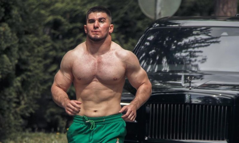 Dobio batine: Čečenski Hulk nadrljao zbog bahatog parkiranja VIDEO