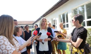 Predsjednica Srpske obišla banjalučku školu: Za novu stolariju izdvojeno 130.000 KM