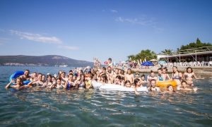 Kupanje i uživanje: Pedesetoro djece sa Kosmeta na ljetovanju u Budvi