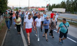 Mještani Drakulića dočekali: Dobili proširenu saobraćajnicu i trotoar