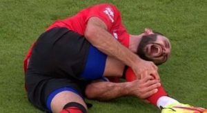 Nesrećni Hrvat vrištao od bolova: Čulo se pucanje kostiju, zanijemio čitav stadion VIDEO
