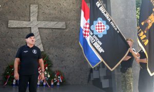 U Kninu uzvikivali “Za dom spremni”: Skejo i simpatizeri slavili ustašku NDH