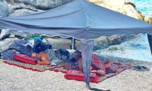Prizor sa hrvatskog primorja: Turisti ponijeli ćilime na plažu, ali to nije sve