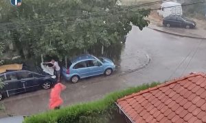 Jako nevrijeme pogodilo Niš: Bujična poplava nosila automobile