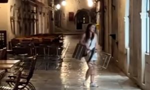 Pijani turisti prave probleme: Djevojka stolicom udarala po izlogu restorana VIDEO