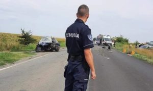 Teška saobraćajna nesreća: Automobil potpuno smrskan, jedna osoba poginula