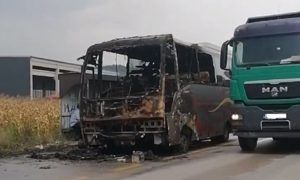 Vatra “progutala” vozilo: Lokalizovan požar na autobusu kod Doboja
