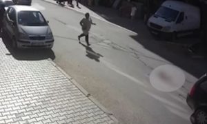 Uznemirujuće scene: Djevojčica (4) pustila majčinu ruku i pala pod točkove automobila VIDEO
