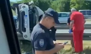 Izgubio kontrolu nad vozilom: Automobil završio na ogradi VIDEO