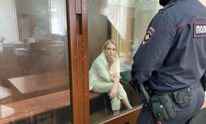 Ruskoj novinarki prijeti kazna zatvora: Držala transparent na kojem je pisalo “Putin ubica”