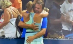 Žestoka polemika: Otac teniserku hvatao za zadnjicu i ljubio u usta VIDEO