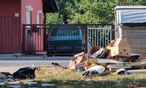 Ružna slika zabilježena u Banjaluci: Smeće pored ulice u Boriku