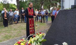 Položeni vijenci u selu kod Srpca: Služen parastos poginulim borcima VRS