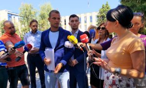 Stanivuković sa saradnicima ispred Narodne skupštine: Pozivam na potpisivanje inicijative za besplatnu legalizaciju VIDEO