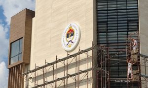 Do sada neviđeno u Srpskoj: Veliki amblem Republike na novoj zgradi Ustavnog suda FOTO/VIDEO