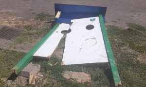 Vandalizam na djelu: Nepoznate osobe uništile turističku tablu sa natpisom “Pozdrav iz Bratunca”