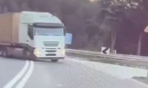 Tragedija pukom srećom izbjegnuta: Kako izgleda kad pukne guma na kamionu VIDEO