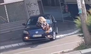 Mnogi ostali bez teksta: Žena se popela na haubu automobila u pokretu VIDEO