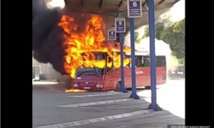 Crni oblak dima uplašio stanovnike: Požar na autobuskoj stanici VIDEO