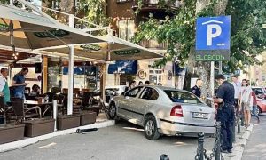 Udes u Sarajevu: Automobilom se zabio u baštu kafića na Baščaršiji
