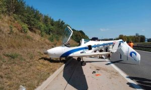 Motor letjelice otkazao: Avion prinudno sletio na auto-put