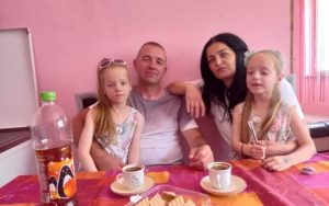 Zahvalili se Dodiku i opštini: Porodica Badnjar srećna što će dobiti novu kuću