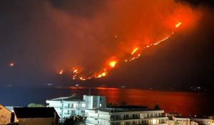 Strašne slike iz Boke: Vatreno nebo kod Kotora, izbio požar iznad Dražin vrta VIDEO