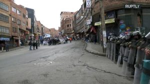 Ulični rat u Boliviji: Puca se na policajce, leti eksploziv, ranjeni leže na ulici FOTO
