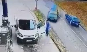 Snimljena užasna scena: Autom udario radnika na benzinskoj pumpi VIDEO