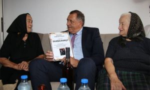 Baka Nevenka srdačno i emotivno dočekala Dodika: Pomogao da bude sanirana porodična kuća u kojoj živi