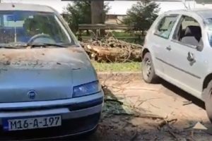Oštećena dva automobila: Stanari u Boriku čuli samo jak prasak