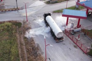Građanima i dalje zabranjen prilaz: Zaustavljeno curenje gasa iz auto-cisterne na benzinskoj pumpi