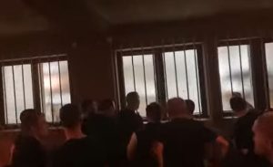 Grobari uznemiravali igrače Partizana i u svlačionici: Lupali im na prozor i psovali ih VIDEO