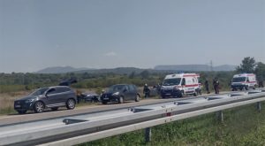 Teška saobraćajka na auto-putu: Povrijeđeno pet osoba, jedno vozilo sletjelo na poljanu