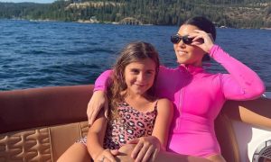 Kardašijanka na meti kritika: Njena kćerka uči fanove kako da se našminkaju