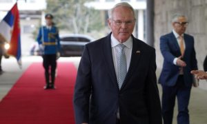 Ambasador SAD-a ocijenio: Srbija mora sama da odluči o svom putu