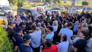 Nemile scene u Livnu, demonstranti tvrde: Policija udarala žene i djecu VIDEO