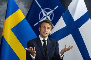 Makron potpisao protokole za prijem Finske i Švedske u NATO